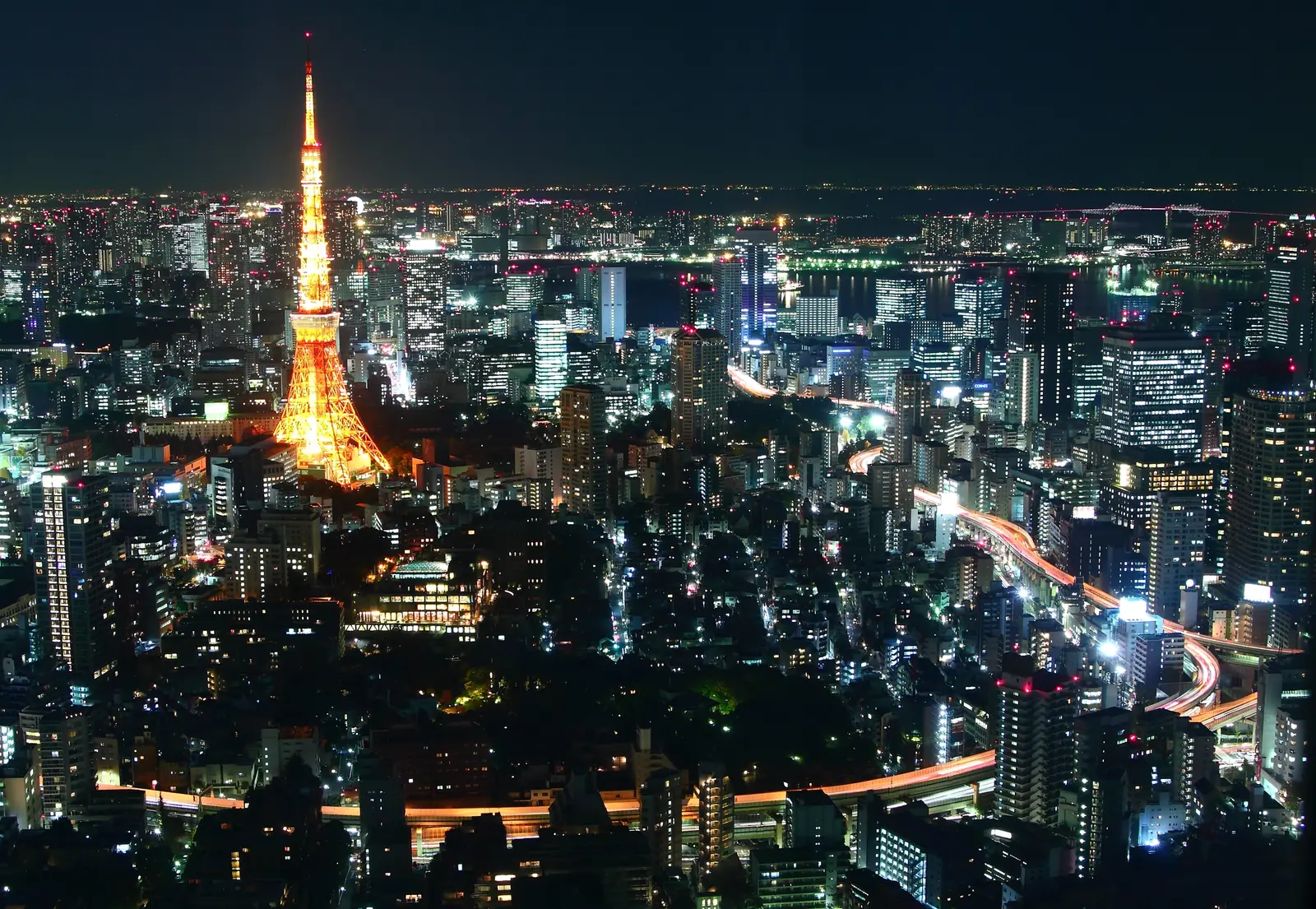 六本木から望む、東京タワーと首都高速の灯りが広がる夜景